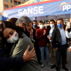 Toni Cantó abraza a Isabel Díaz Ayuso en un mitin en San Sebatián de los Reyes. MARISCAL