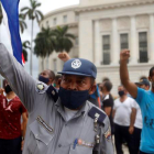 Simpatizantes del gobierno de Miguel Diaz-Canel se manifiestan frente al Capitolio, sede de la Asamblea Nacional, ayer, en La Habana. YANDER ZAMORA