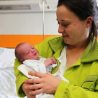 Pilar González posa con su hijo Simón, el último bebé de León que recibirá los 2.500 euros