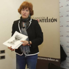 Margarita Torres con una imagen del Santo Grial