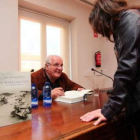 Javier Reverte, firmando su libro -˜En mares salvajes-™.