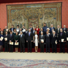 Los Reyes posan con los galardonados con los Premios Nacionales de Cultura 2013 tras la ceremonia organizada en el Palacio de El Pardo prsidida por los Reyes y con la asistencia del ministro de Cultura, José Ignacio Wert.