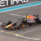 Verstappen cruza como vencedor la meta en Yas Marina. HAIDER