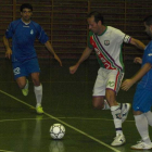 Alfonso se lleva el balón entre dos jugadores gallegos.