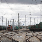 Trenes de mercancías en la playa de vías de la entrada a la capital leonesa. JESÚS F. SALVADORES