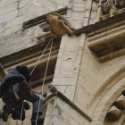 Imagen de los trabajos realizados tras el desprendimiento de parte de la piedra de la torre sur de la Catedral