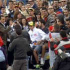 Valentino Rossi rodeado de aficionados ayer, durante los entrenamientos en Jerez