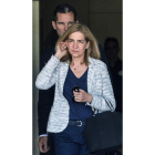 La infanta Cristina, seguida de su marido, Urdangarín. CATI CLADERA