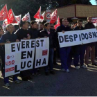 Los trabajadores de Everest volvieron a concentrarse ayer ante la sede de la empresa.