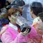 Jóvenes salmantinos celebrando un botellón en una imagen de archivo