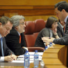 Raúl de la Hoz conversa con José M. González en presencia de Alejandro Valderas.