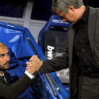 Guardiola y Mourinho mantienen una rivalidad deportiva desde hace muchos años. BALLESTEROS