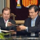 Juan Vicente Herrera y Francisco Álvarez Cascos durante la firma del acuerdo