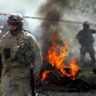 Soldados norteamericanos acuden a la zona de la explosión, donde aún arde el coche bomba