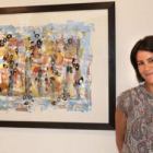La pintora Arantxa Villalba con una de sus obras.