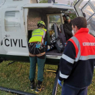 Un agente del Greim introduce al herido en el helicóptero. GREIM