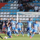 Este disparo de Edu Expósito, al que nadie salió al corte a tiempo, significó el gol del Fabril que provocó la primera derrota en casa de la Deportiva. ANA F. BARREDO