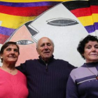 Consuelo Pouso, Víctor Bayón y Carmen Fernández Pasarín en la sede del PCE en León.