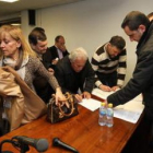 La presidenta Isabel Carrasco, ayer en Ponferrada, y tras ella los alcaldes firmando el convenio.