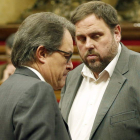 Mas y Junqueras conversan en la sede del Parlamento catalán.