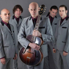 Jorge Martínez ‘Ilegal’ con la guitarra junto a Los Magníficos.