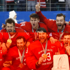 Los jugadores rusos celebran la medalla de oro conquistada ante Alemania.