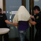 D.R.G., de 22 años, en la imagen conducido ante la juez, está acusado de quemar cien hectáreas del Pajariel el 27 de agosto.