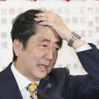 El primer ministro japonés, Shinzo Abe, hace un gesto de alivio tras conocer los sondeos que apuntan a su victoria en los comicios de este domingo.