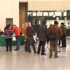 Los trabajadores de la Junta votan en el edificio de usos múltiples de Eras de Renueva.