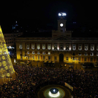 Una multitud de personas acudió el día 31 a la Puerta del Sol para asistir en directo a las campanadas de su célebre reloj.