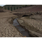 Imagen del Pantano de Luna donde se puede contemplar la sequía que ha traído consigo la temporada estival.