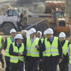 Antonio Silván, entre los alcaldes de Toral de los Guzmanes y Valencia de Don Juan, visitó las obras