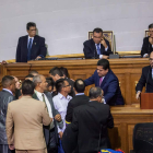 Diputados oficialistas y opositores discuten durante la instalación de la Asamblea Nacional.