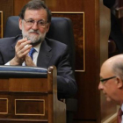 Mariano Rajoy aplaude, el jueves, a su ministro de Hacienda y Función Pública, Cristóbal Montoro.