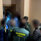 Momento en el que la Guardia Civil entra en el domicilio. DL