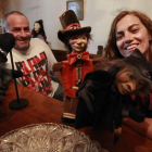 Miguel López y Begoña García con sus marionetas de pasta de papel en el taller que tienen en Murias de Rechivaldo.