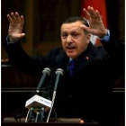 Erdogan gesticula durante su discurso en el que anunció nuevas medidas