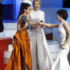 Macarena García y Cayetana Guillen Cuervo entregan a Anna Castillo el Goya a la mejor actriz revelación por 'El olivo'.