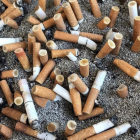 Un cenicero lleno de cigarrillos junto al aceso de un hospital barcelonés.