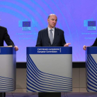 Dombrovskis, Pierre Moscovici y Marianne Thyssen, ayer en rueda de prensa. OLIVIER HOSLET