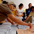 Votantes eligen papeletas en un colegio electoral de Madrid en las elecciones generales del 26 de junio de 2016.