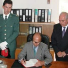 Juan José Lorenzo, a la derecha, en un acto público en su etapa como alcalde.