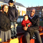 Álvaro, que lleva con su mujer desde los 16 años, posa con los dos hijos que han tenido tras superar