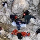 Equipos de rescate proceden a recuperar los cuerpos de los montañeros