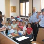 Los jóvenes de infantil conocieron los entresijos de la comisaría de La Bañeza
