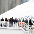 Familiares de los fallecidos junto al ‘Costa Concordia’.