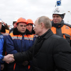 El presidente ruso, Vladimit Putin, visita las obras de construcción de un puente en el estrecho de Kerch, en marzo de 2016.