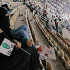 Aficionadas animan al Al-Ahli y al Al-Batin en el estadio de Yeda, a principios del 2018.