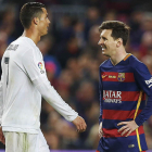 Cristiano y Messi, los dos mejores futbolistas del mundo, miden fuerzas en el Bernabéu. A. GARCÍA