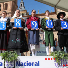 Los niños maragatos y goyescos sostienen el número agraciado con el primer premio.